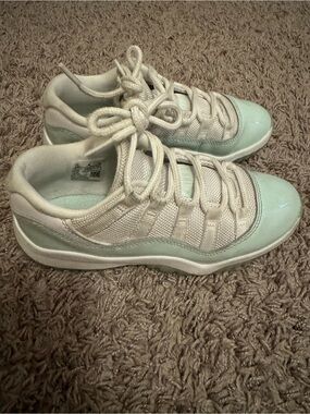 Nike Kids Low-Top Sneakers in Mint and Cream